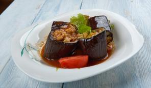 Aubergine med kjøttdeig, stuet i en panne