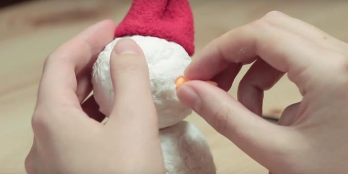 Snowman med sine egne hender: lage en snømann og lim deler