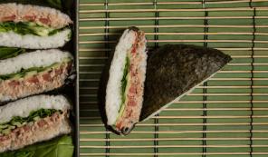 Onigirazu sushi-sandwich med tunfisk og spinat