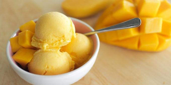 Hvordan lage yoghurt iskrem med mango