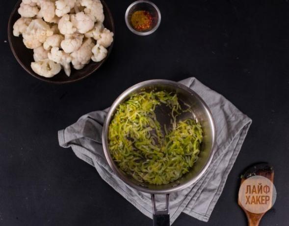 Blomkålpuré suppe: send løk først til kasserollen