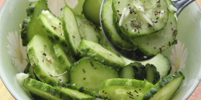 Rask saltet agurk med olivenolje