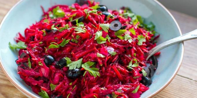 Salat frisk rødbeter og gulrøtter, oliven og sennep dressing