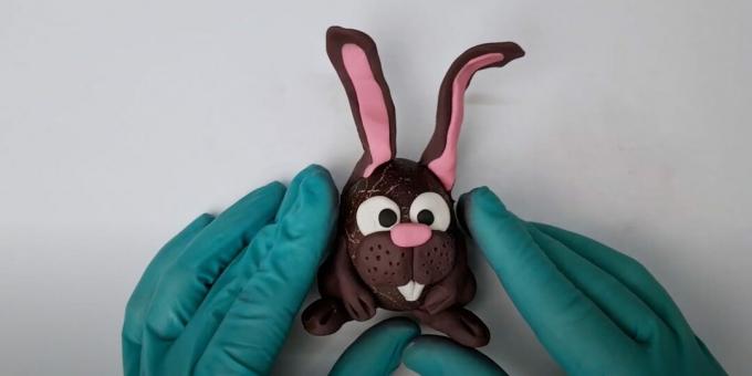 DIY håndverk til påske: en hare fra et egg og plasticine