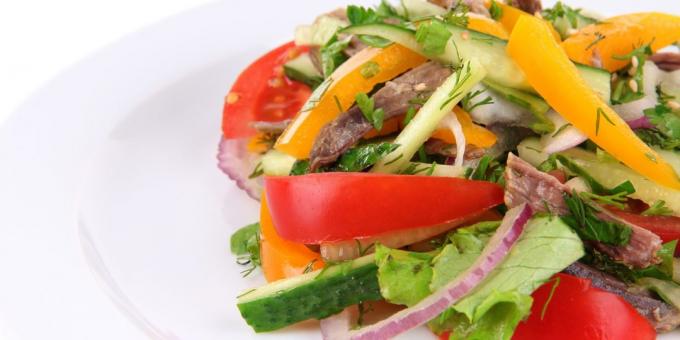 Salat av agurker, tomater og biff med løk, hvitløk og urter