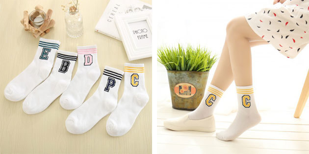 Vakre sokker med bokstaver