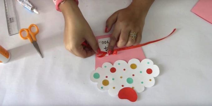 Skjær ut små sirkler av farget papir med forskjellig diameter
