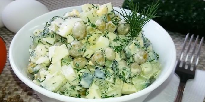 Salat med grønne erter, agurk og egg
