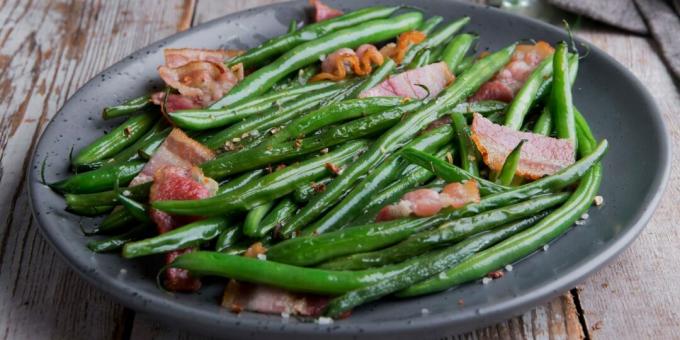 Stekt grønne bønner med bacon og hvitløk
