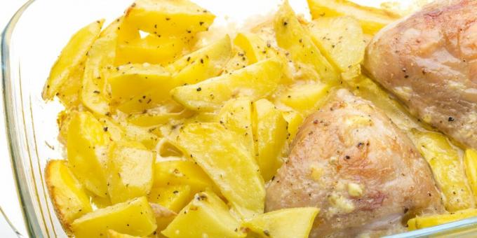 en enkel kyllingoppskrift med poteter, majones og hvitløk i ovnen