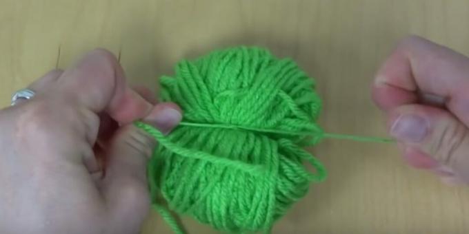 Hvordan lage en pompon: bind trådene