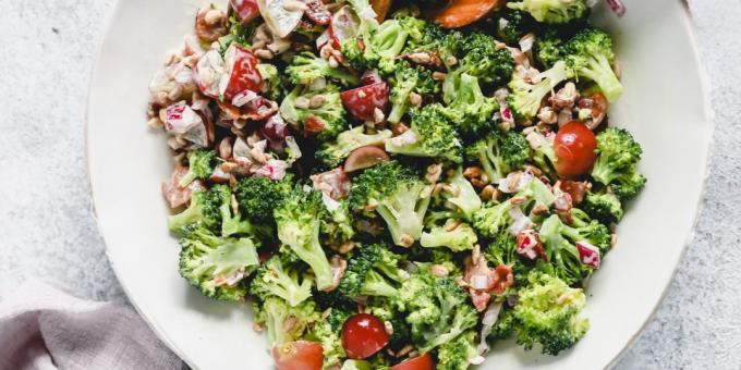 Oppskrift salat med brokkoli, bacon, løk, druer og solsikkefrø