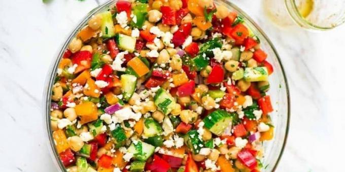 Oppskrifter med kikerter: Salat med kikerter, paprika og fetaost
