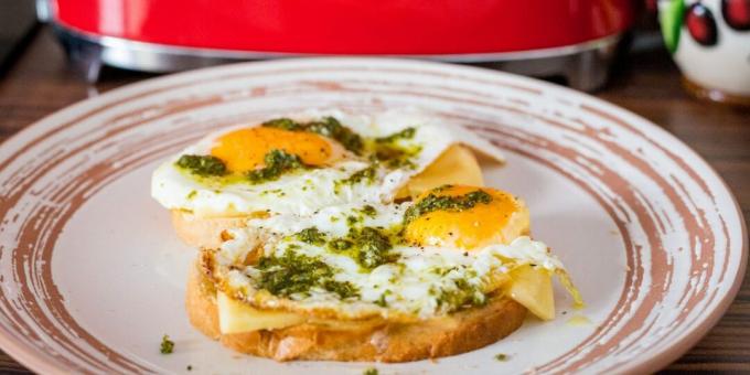 Egg med pesto - en flott frokost på 5 minutter