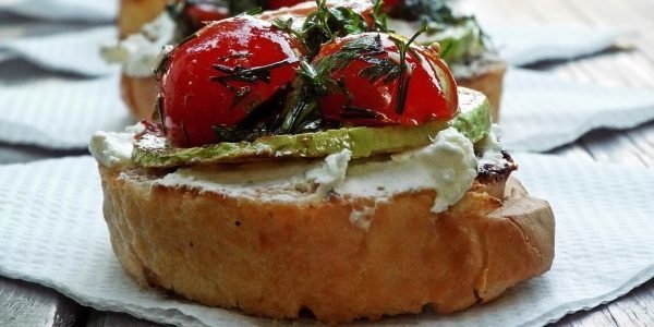 Hva du skal lage mat utendørs, med unntak for kjøtt: toast med ostemasse ost, bakt squash og tomater