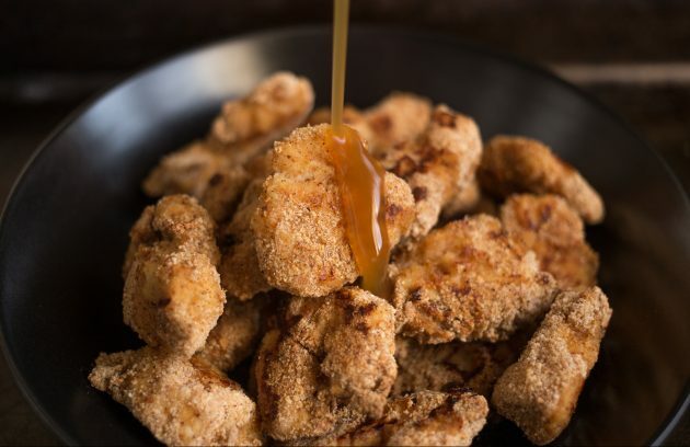 Bakt kyllingfilet i oransje glasur: tilsett glasuren i kyllingen