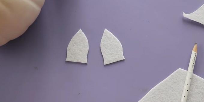Håndverk fra gresskar: Skjær ører fra hvit filt