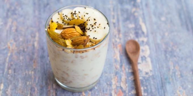 hva du skal spise før trening: yoghurt med nøtter og banan