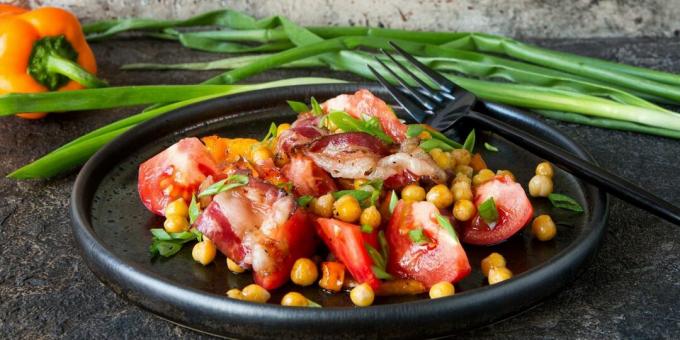 Varm salat med bacon, tomater og kikerter