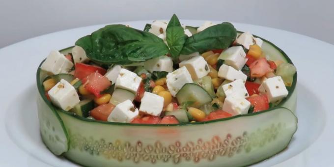 Salat av agurker, tomater og feta ost og mais med soyasaus