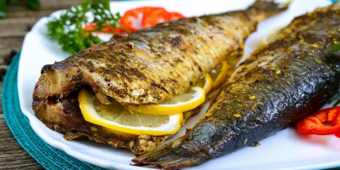 Fisk med sitron og majones i ovnen: en enkel oppskrift