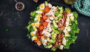 Cobb salat med kalkun, ost og sennepsdressing