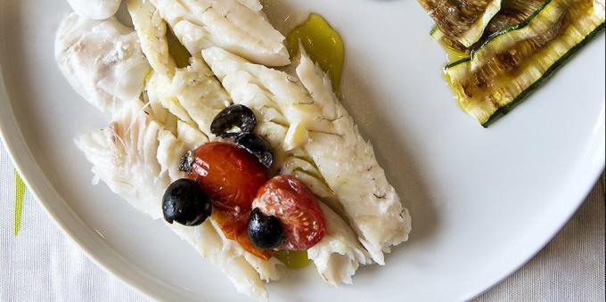 Hvordan å lage mat i ovnen for abbor med oliven og kirsebær