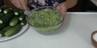 Oppskrift agurk agurker: Legg revet grønnsaker til salt og bland godt