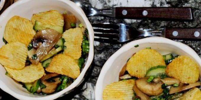Salat med chips, sopp og agurker