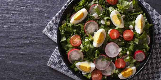 Salat med egg, reddik og sorrel