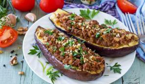 Aubergine båter med lam og granateplesaus