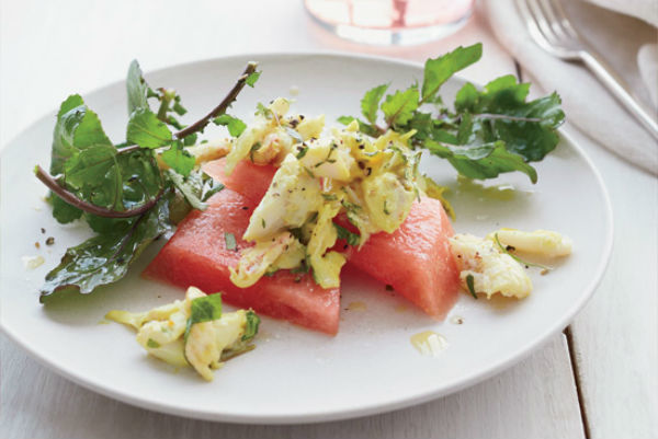 Salat av krabbekjøtt og vannmelon flavored arugula