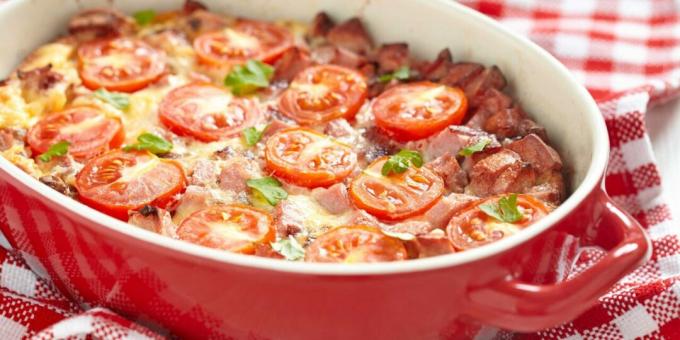 Omelett med pølser og tomater i ovnen