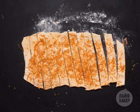 Hvordan lage ost pinner: Skjær deigen