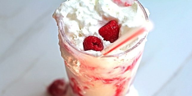 Milkshake med jordbær og hvit sjokolade