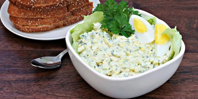 Salat med pickles og egg