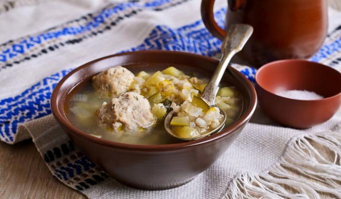 Suppe med kjøttboller, bygg og sylteagurk