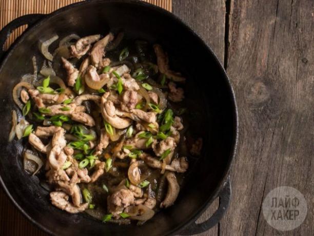 Hvordan lage oyakodon: legge til kyllingkjøtt