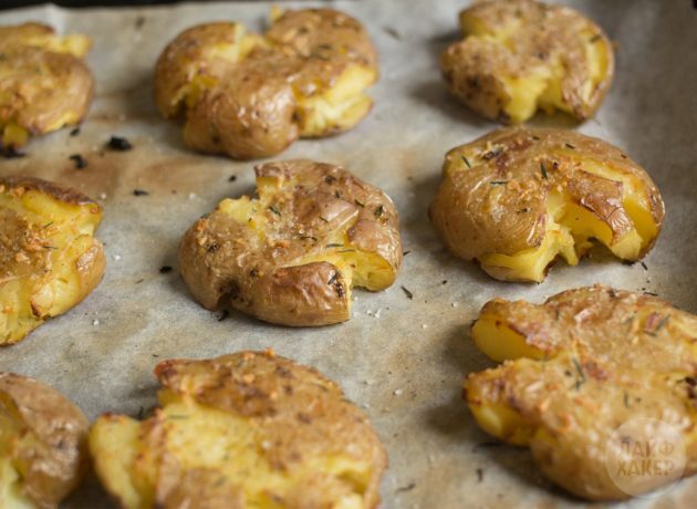 Hvordan lage bakte poteter i ovnen: legg potetene på et bakeplate