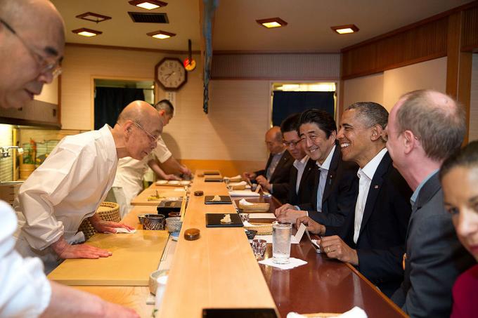 Jiro Ono og Barack Obama. By The White House fra Washington, DC - P042314PS-0082, Public Domain, https://commons.wikimedia.org/w/index.php? curid = 34426375