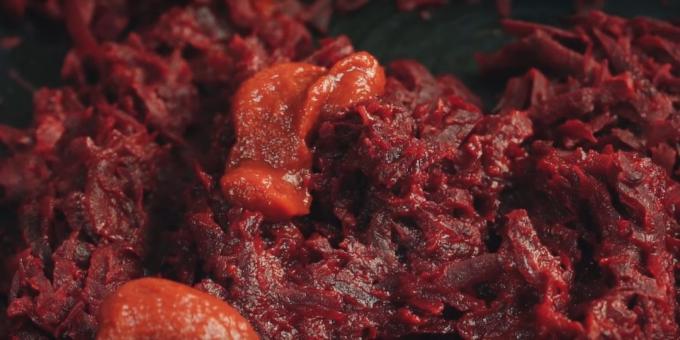 Trinn for trinn oppskrift for borscht: tilsett tomatpuré, rør og la på varme i ytterligere 5-7 minutter