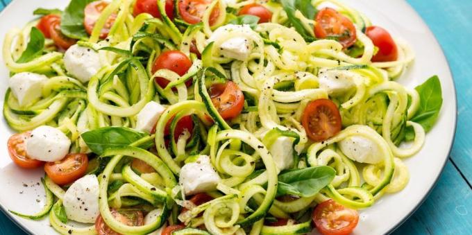 Vegetabilsk salat med tomater, squash og mozzarella
