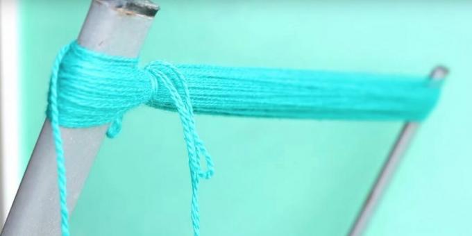 Hvordan lage en pompon: bind trådene på ett sted