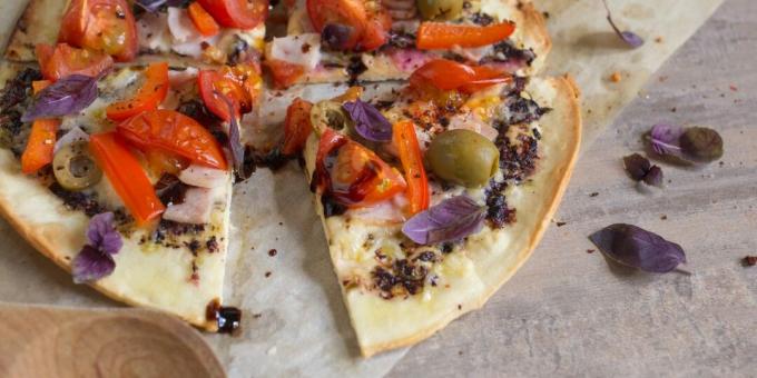 Tortilla pizza med skinke, cherrytomater og pepper