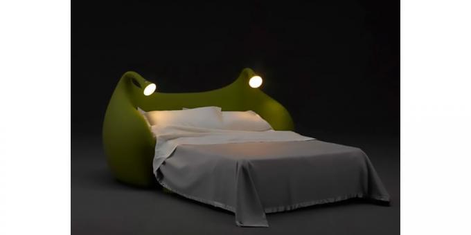 seng med nattbord lamper