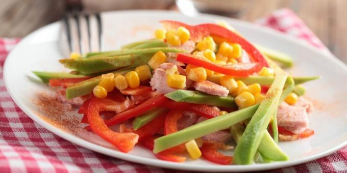 Salat med skinke, mais og paprika
