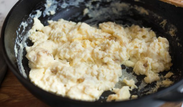 Quesadillas med ost, hvirvl, sennep og eggerøre: Lag eggerøre