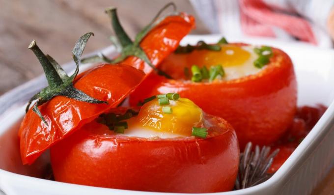Tomater fylt med egg og skinke