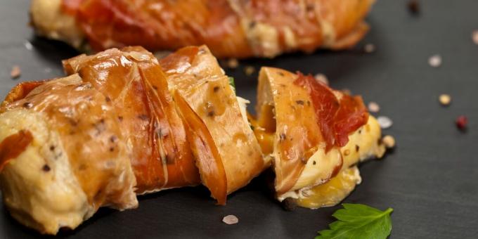 Kyllingfilet i bacon i ovnen: en enkel oppskrift