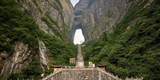 Asiatiske territorium er ikke forgjeves tiltrekke turister, "Cloud Gate" på Mount Tianmen i Zhangjiajie National Park, Kina